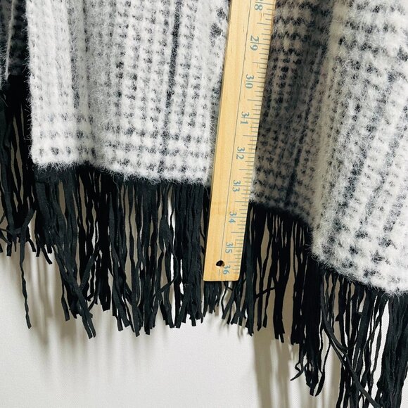 Chico's Womens Black Gray Fringe Hem Plaid Relaxed Cape Sweater Size L/XL - Picture 10 of 11
